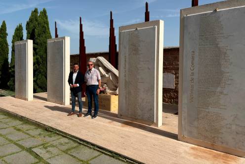 <i>Javier Perales y Miguel Ángel Valdivia¡ en el cementerio de Linares. / Diputación de Jaén.</i>