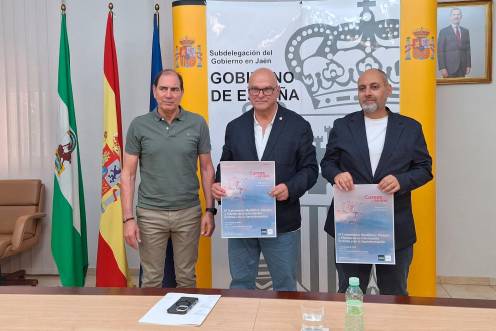 <i>Juan Mesa, Manuel Fernández y Vicente Ruiz tras la presentación del Curso de Verano sobre la desinformación. / Subdelegación del Gobierno.</i>