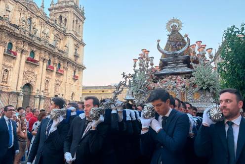 <i>El trono de la Virgen de la Capilla, a su paso por la Catedral en su procesión del pasado día 11 de junio. / Ana Isabel Bravo / Diario JAÉN</i>