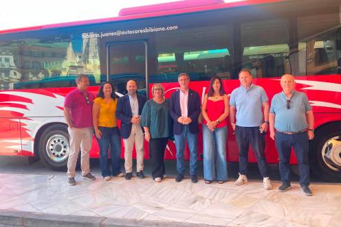 <i>La Junta renueva el transporte en autobús de la provincia con más horarios, mayor seguridad y ahorro para los ayuntamientos.</i>