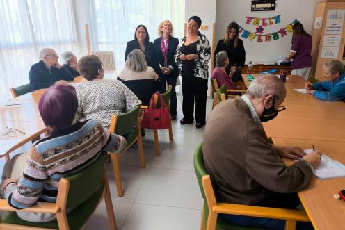 <i>La delegada territorial de Inclusión Social, Juventud, Familias e Igualdad, Ángela Hidalgo, en su presentación ante los ancianos residentes. / Delegación del Gobierno en Jaén.</i>