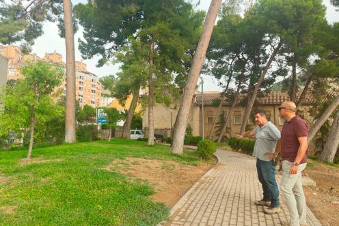 <i>José María Cano visita junto a María de los Ángeles Peinado el Parque del Seminario para comprobar los avances en las tareas de reposición. / Ayuntamiento de Jaén.</i>