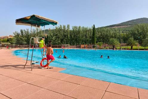 <i>La piscina de verano Las Fuentezuelas, este lunes. / Isabel de la Paz / Diario JAÉN.</i>