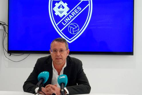 <i>Javier Vallejo, presidente del Linares Deportivo, en rueda de prensa. / Antonio del Arco.</i>