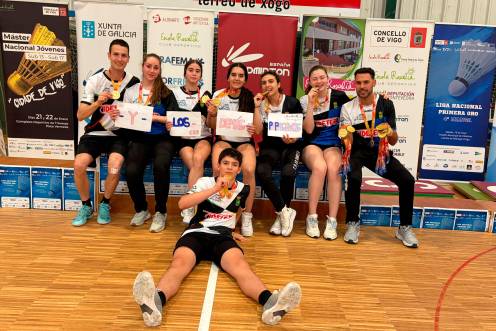 <i>Los jugadores del Club Bádminton Arjonilla celebran el ascenso. / CB Arjonilla.</i>