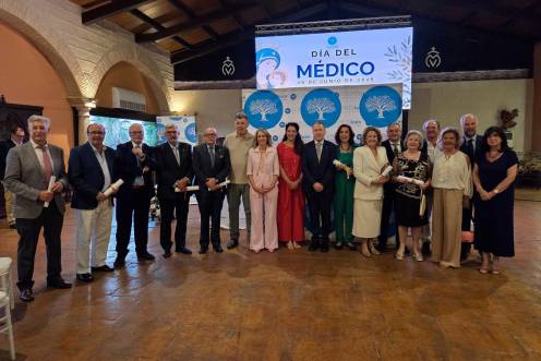 <i>Ana Mata, Gerardo Pérez Chica y Francisca Medina con el resto de autoridades y los distinguidos como médicos honoríficos.</i>