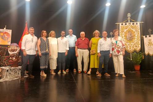 <i>Grupo de los miembros de la junta directiva de la Cofradía de Nuestra Señora de la Misericordia. / Adrián Claudio Bonache / Diario JAÉN. </i>