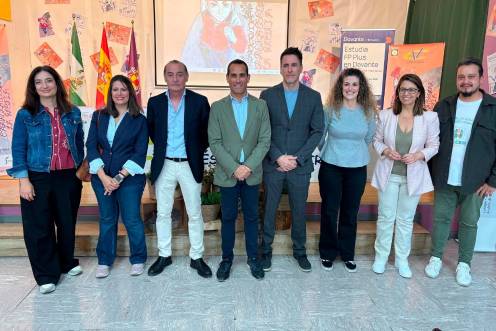 <i>Eva Funes, Nieves Serichol, José Luis Ortega, Francisco José Solano, Manuel Alcalde, Beatriz López, África Colomo y Ángel Castillo. / Gilberto Moreno / Diario JAÉN.</i>