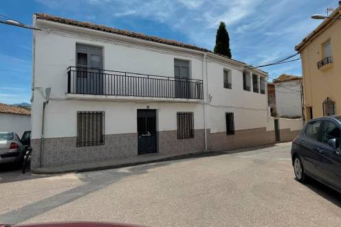 <i>Vivienda del matrimonio con el patio en el que aparecieron los cadáveres a la derecha.</i>