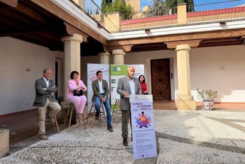 <i>Presentación de los Cursos de Verano de la UNED en Alcalá la Real 2026. / Ayuntamiento de Alcalá la Real.</i>