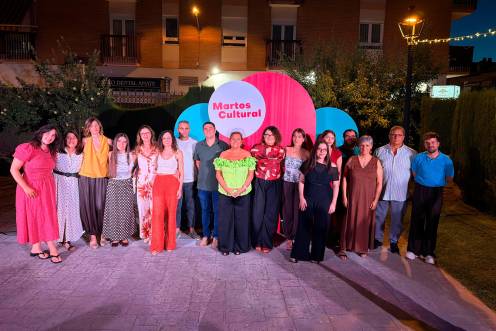 <i>Algunos de los premiados durante la velada junto a la concejala de Cultura, Elena Molina. / Ayuntamiento de Martos.</i>