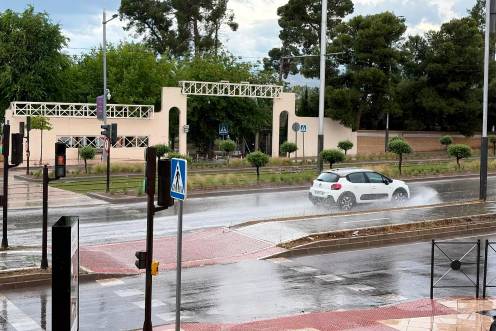 <i>Chaparrón en el polígono de Los Olivares. / F. J. Marín / Diario JAÉN.</i>