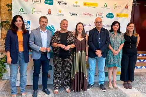<i>Eva Funes, Julio Millán, Ángela Hidalgo, Rocío Díaz, Manuel Fernández, Francisca Medina y Ángeles Díaz, en la inauguración del encuentro. / Anabel Bravo / Diario JAÉN.</i>