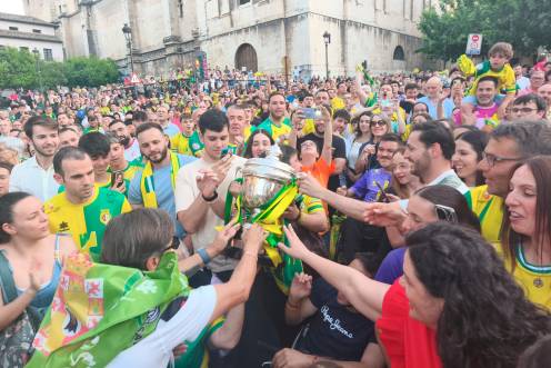 <i>La afición del Jaén Paraíso Interior celebró por todo lo alto el segundo título de la temporada en la Diputación Provincial. / Agustín Muñoz / Diario JAÉN.</i>