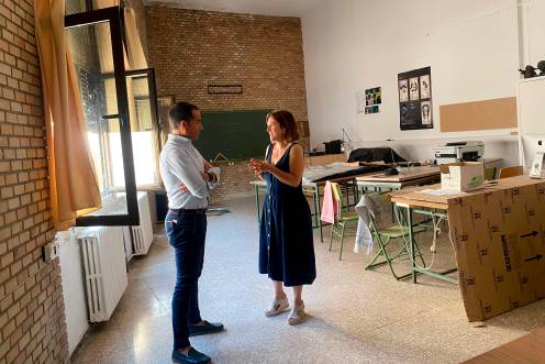 <i>Francisco José Solano visita el avance de las obras en las instalaciones educativas, junto a la directora, Ángela María Kayser. / Junta de Andalucía.</i>