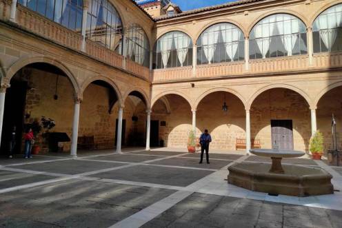 <i>Patio del Hospital de Santiago en Úbeda. Archivo. / Europa Press.</i>