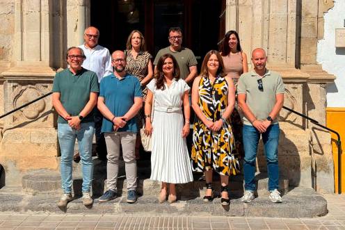 <i>Alcaldes y alcaldesas, así como representantes, de los ocho ayuntamientos. / Ayuntamiento de Torredelcampo.</i>