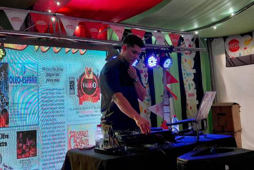 <i>DJ Miguel Calles durante la tarde de este viernes. / Nazaret Gaitán / Diario JAÉN.</i>