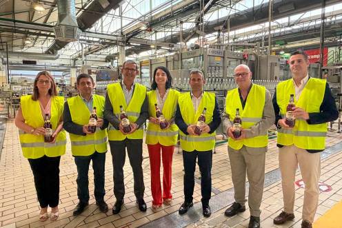 <i>África Colomo, Paco Reyes, Jorge Paradela, Carmen Ponce, Julio Millán, Manuel Fernández y Luis Miguel Carmona, en la fábrica jiennense de Heineken. / Fotografías: Ana Isabel Bravo / Diario JAÉN.</i>