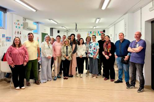 <i>Foto de familia de la visita de Ana Mata, la delegada del Gobierno por suplencia, a los quince estudiantes de gestión de llamadas de teleasistencia en Úbeda. / Junta de Andalucía.</i>