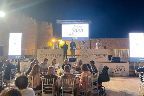 <i>Final del séptimo Concurso Nacional “La mejor tapa de Jaén”, celebrado en Lopera. / Diputación de Jaén.</i>