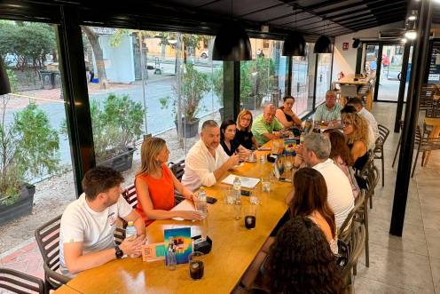 <i>Carlos Alberca, precandidato socialista a las municipales, se reúne con la militancia para compartir los cambios en el proyecto de un “nuevo PSOE”. / Elisabeth Ruiz / Diario JAÉN.</i>