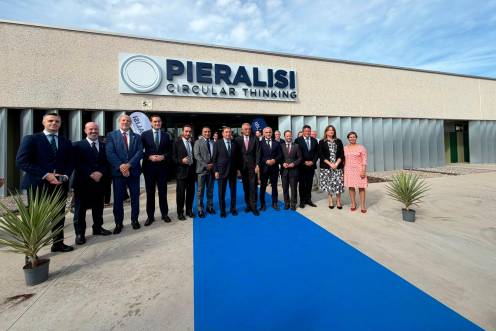 <i>Foto de familia de las autoridades en Pieralisi Customer Center. / Pieralisi.</i>