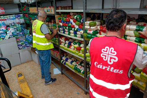 <i>Voluntarios en la despensa de Cáritas.</i>