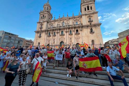 <i>Personas mostrando solidaridad con Ceuta en los alrededores de la Catedral de Jaén. / Jason Moyano / Diario JAÉN. </i>