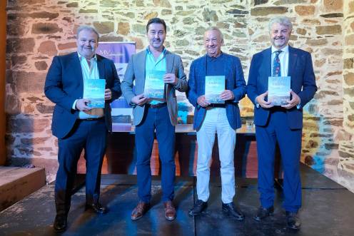 <i>Javier Rodríguez Muriel, Cristóbal Pérez, José Manuel Muriel y Juan Espejo, poco antes de comenzar la presentación. / Carmen Jiménez / Diario JAÉN.</i>