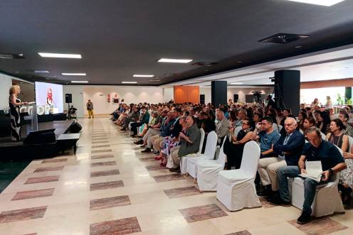 <i>Mari Trini López abre la asamblea frente al público asistente. / Adrián Claudio Bonache / Diario JAÉN.</i>