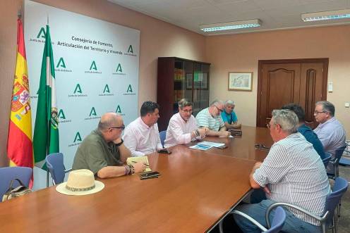 <i>El delegado de Fomento, Miguel Contreras, en la reunión con miembros de la plataforma A-6000. / Junta de Andalucía</i>