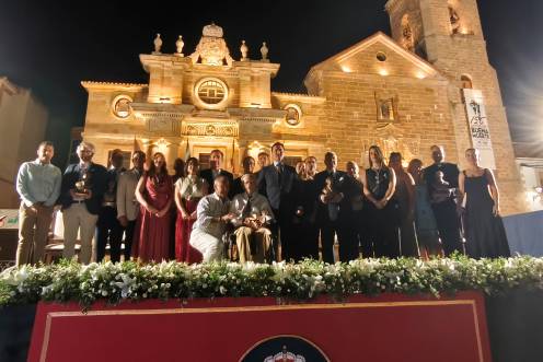 <i>Foto de familia de autoridades y premiados. / Pablo Espinosa Luna / Diario JAÉN.</i>