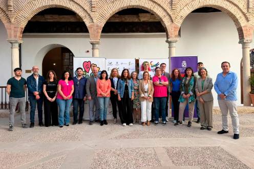<i>Encuentro en el Salón Mudéjar por el Orgullo 2026. / Ayuntamiento de Jaén.</i>