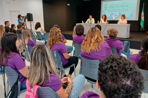 <i>Ana Mata asiste a la inauguración de los proyectos en Torres. / Junta de Andalucía. </i>