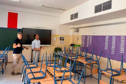 <i>El delegado territorial Francisco José Solano visita el CEIP Agustín Serrano de Haro para comprobar las actuaciones que se han realizado en materia de climatización. / Juntta de Andalucía.</i>