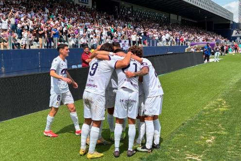 <i>Los jugadores del Real Jaén abrazan a Marco Siverio después de marcar. / Álex Gómez</i>