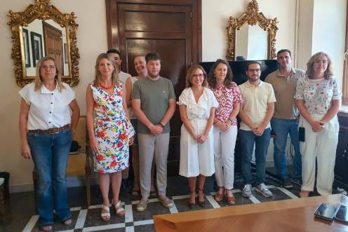 <i>Isabel Cano Caballero y María del Carmen Angulo se reúnen con representantes de las asociaciones vecinales de la ciudad y con el presidente de la Federación OCO, Francisco Zuheros. / Ayuntamiento de Jaén.</i>