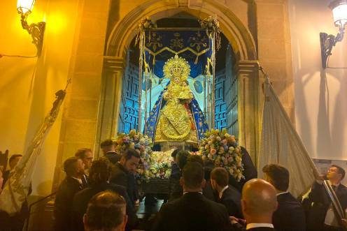 <i>Entrada del trono de la Virgen de la Fuensanta Coronada en su procesión del pasado último Domingo de Abril. / Juanfran Paredes / Diario JAÉN.</i>