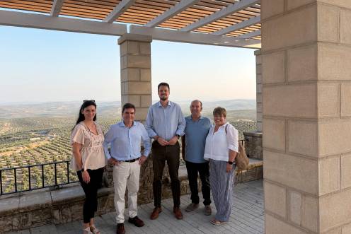 <i>Lozano visita los miradores que se han adecuado en Porcuna en el marco de esta estrategia ligada al paisaje del olivar, enmarcada en el Plan de Sostenibilidad Turística “OleotourJaén”. / Diputación Provincial de Jaén.</i>