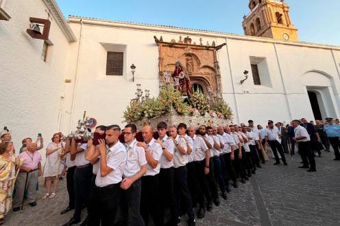 <i>Uno de los momentos en los que la patrona, con su elegante discurrir, transita por las calles de Martos. / Francisco J. Marín / Diario JAÉN.</i>
