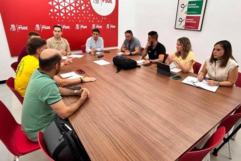 <i>Reunión mantenida por el Grupo Parlamentario con representantes de los sindicatos de este operativo. / PSOE.</i>