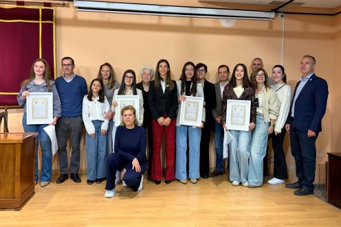 <i>Foto de familia de galardonadas y familiares, junto al alcalde de Guarromán, Alberto Rubio, y la investigadora de la UJA Rosa María Rodríguez. / Ana Isabel Bravo / Diario JAÉN. </i>