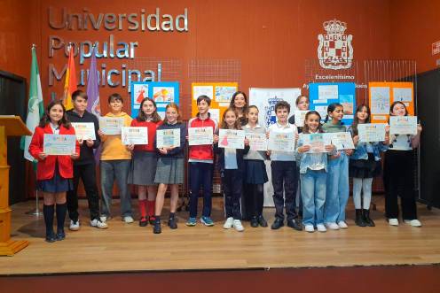 <i>Eva Funes posa con los escolares ganadores. / Ayuntamiento de Jaén.</i>