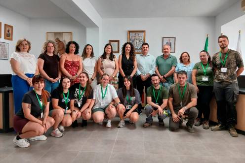 <i>Encuentro con jóvenes beneficiarios del plan Activa-T Joven. / Junta de Andalucía. </i>