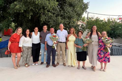 <i>La pregonera, Antonia Vizcaíno Hernández, junto a familiares y autoridades de El Ojuelo. / Ana Isabel Bravo / Diario JAÉN.</i>