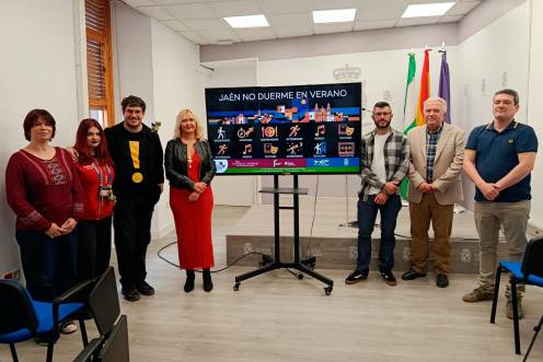 <i>Viviana Alcántara, Helena Arjona, Salva Cantero, María Espejo, Sebastián Miranda, Juan Infante y Álex Martínez en la presentación. / Adrián Claudio Bonache / Diario JAÉN.</i>