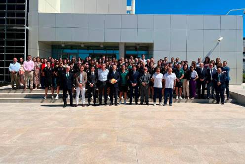 <i>Foto de familia de los responsables de Caja Rural con plantilla, cuadro técnico, jugadores y dirigentes del Real Jaén.</i>