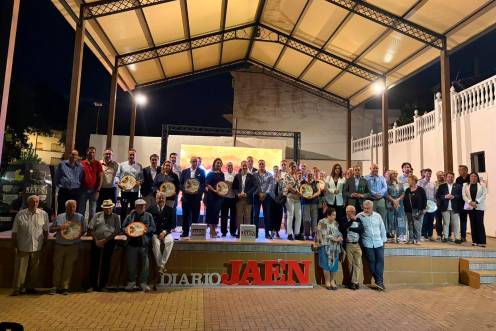 <i>Foto de familia de todos los premiados, con autoridades en la gala celebrada en el Recinto de los Cañamares, en La Puerta de Segura. / Ana Isabel Bravo / Diario JAÉN</i>
