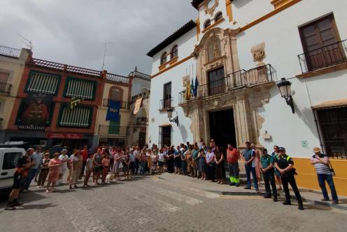 <i>Minuto de silencio a las puertas del Ayuntamiento de Alcaudete. / Tano García.</i>
